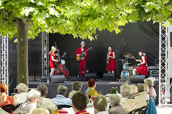 Konzert unter den Platanen mit der Band Evas Apfel © Jens Wegner Konzert unter den Platanen mit Band Evas Apfel © Jens Wegner